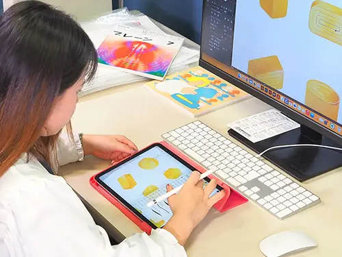 タブレットでイラストを制作している様子
